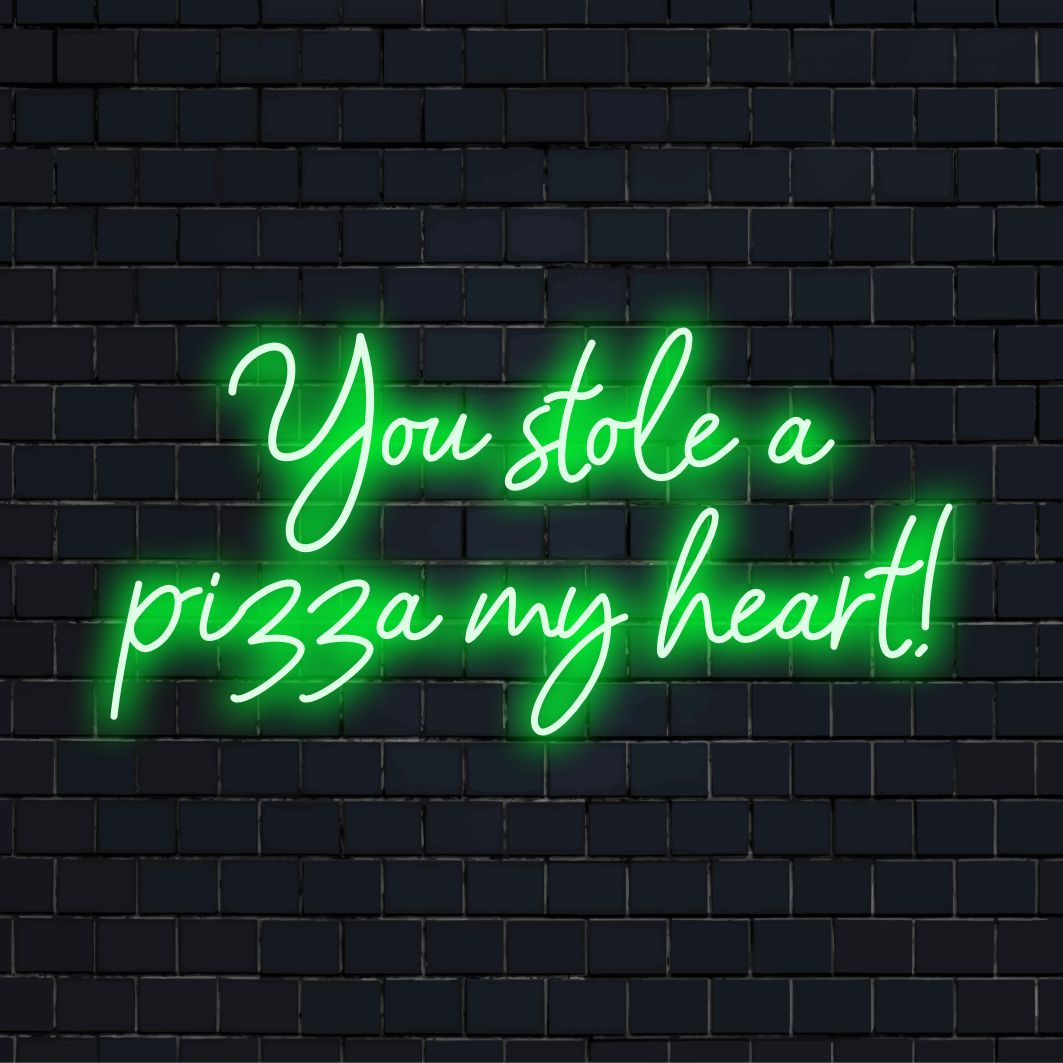 Neonkyltti leikkisällä lauseella You Stole A Pizza My Heart, muotoiltu kirkkailla LED-valoilla, täydellinen ainutlaatuiseen seinäkoristeeseen.