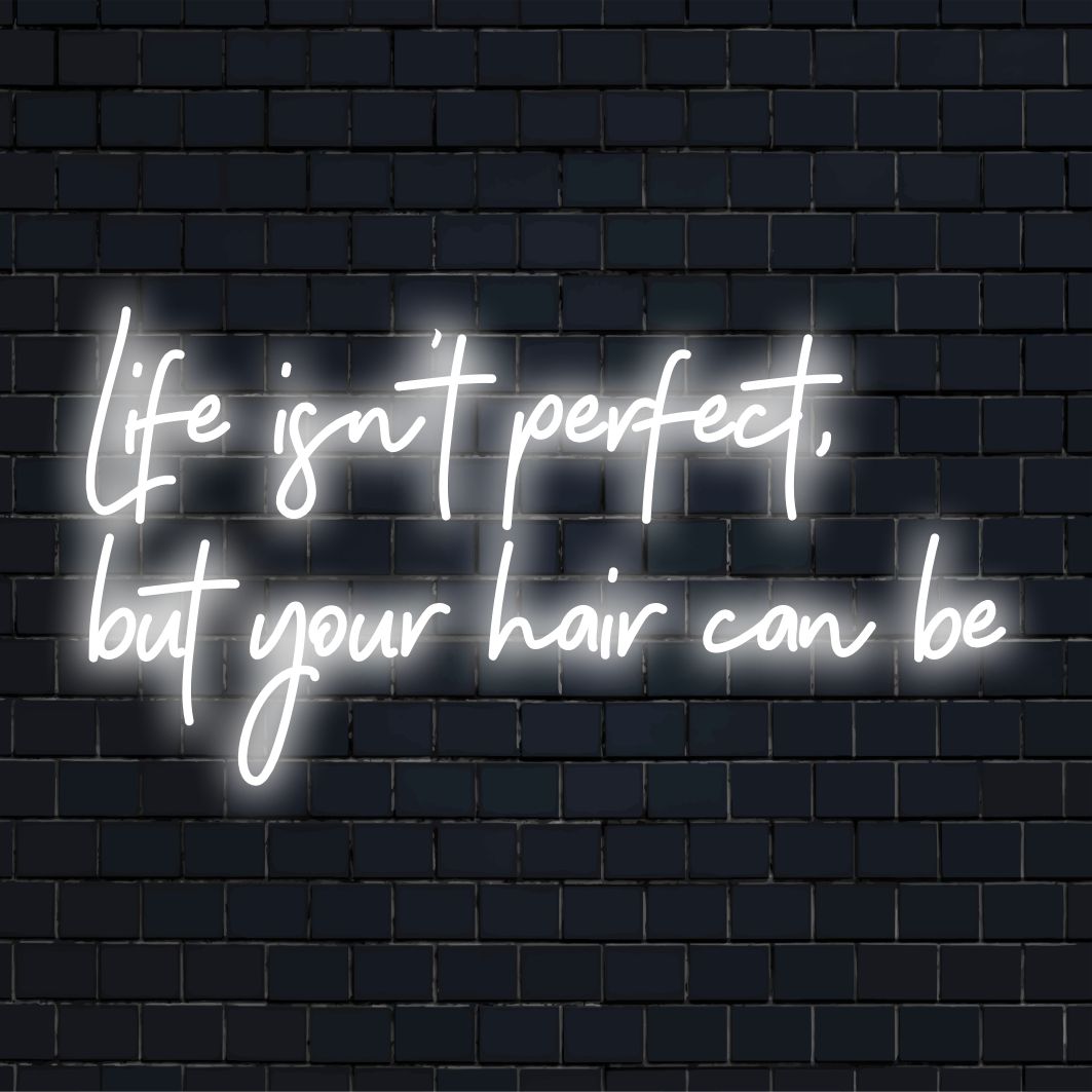 Mittatilaustyönä valmistettu LED-valokyltti, jossa on teksti Life Isn't Perfect, mutta hiukset voivat olla eloisilla, tyylikkäillä kirjaimilla.
