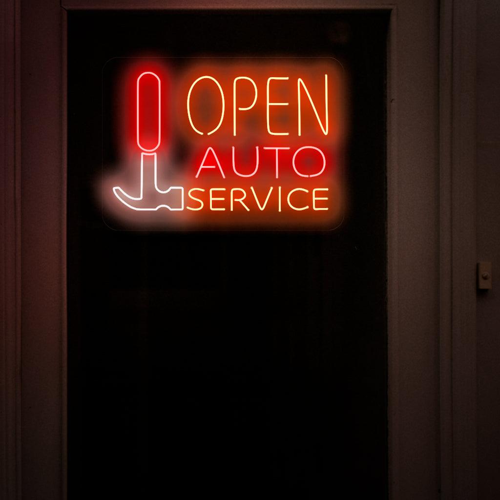 Kiehtova neonkyltti, jossa on vasara ja sanat "Open Auto Service" lihavoituin, eloisin kirjaimin.