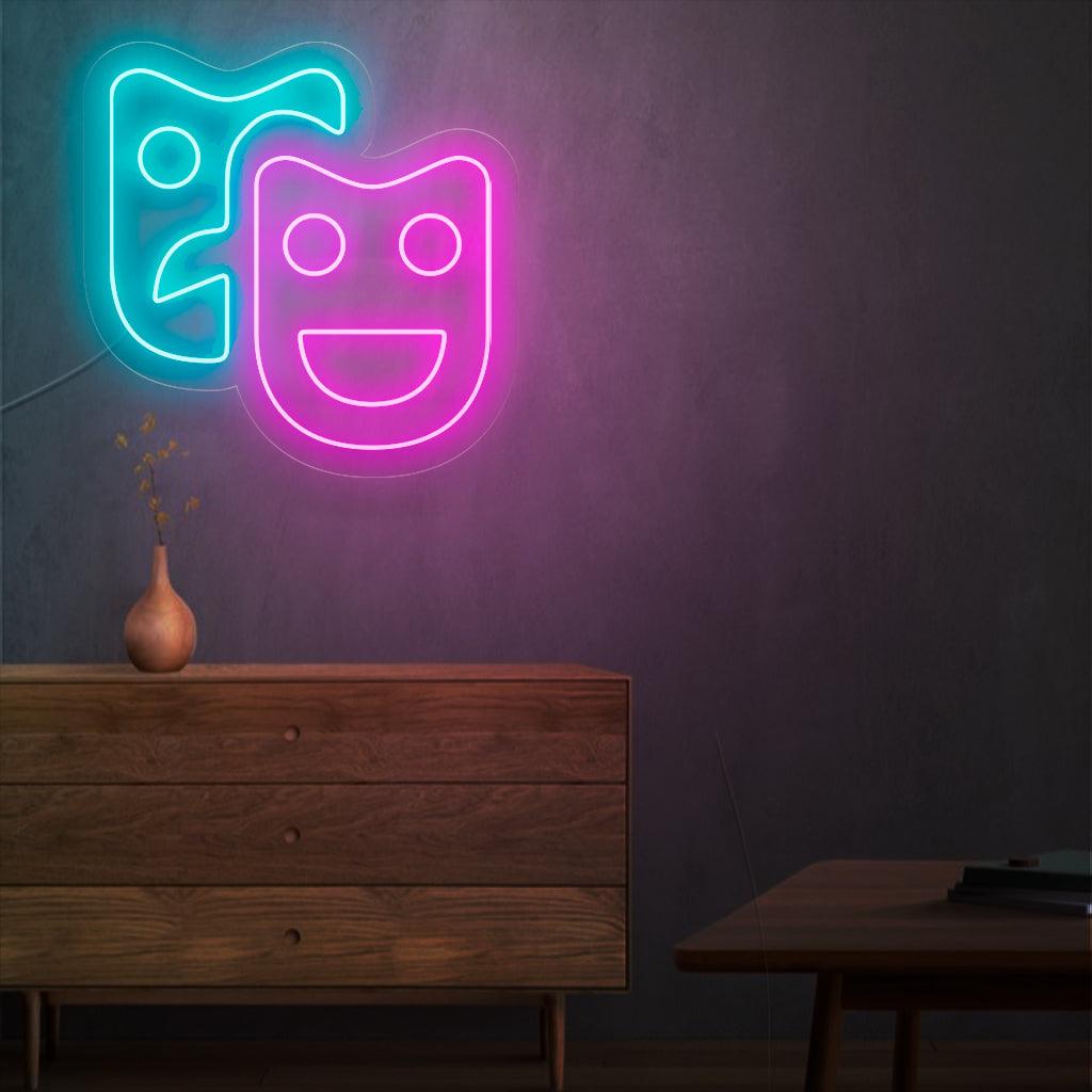 Hurmaava neonkyltti, jossa on teatterinaamioita, jotka symboloivat draamaa ja esittäviä taiteita. Tämä kyltti lisää ripauksen eleganssia ja viehätystä mihin tahansa viihdepaikkaan