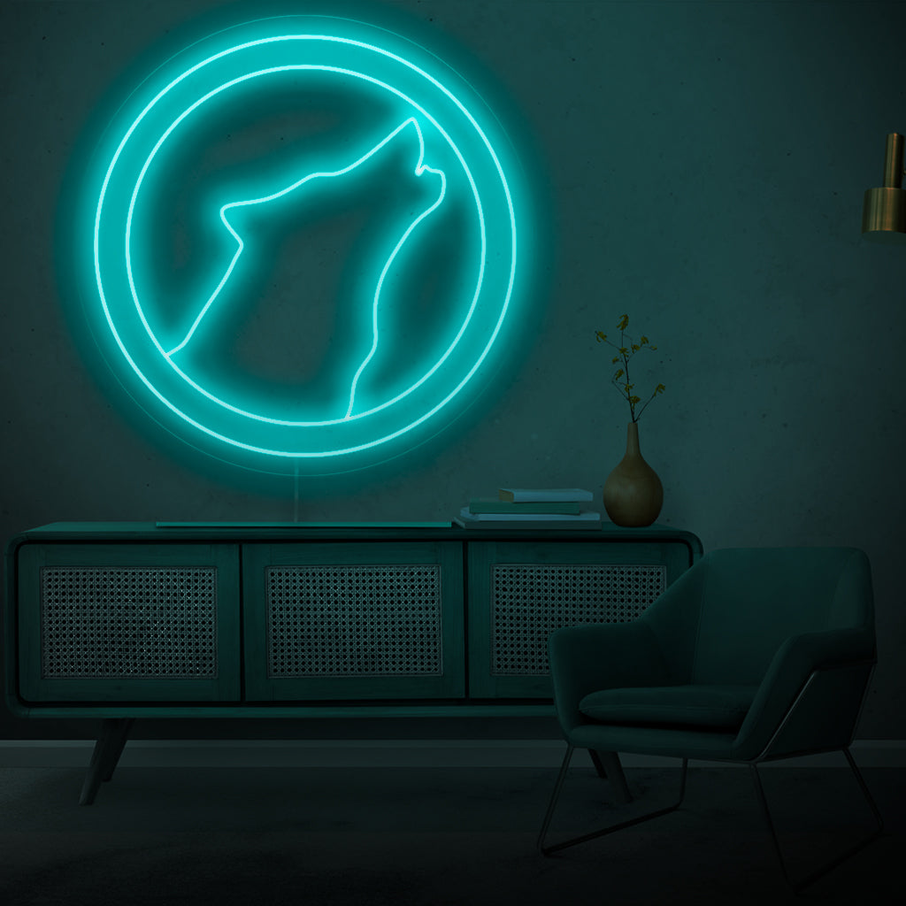 Suden neonkyltti on majesteettinen lisä villieläinaiheiseen sisustukseen, säteilee voimaa ja säteilee kiehtovaa valoa.