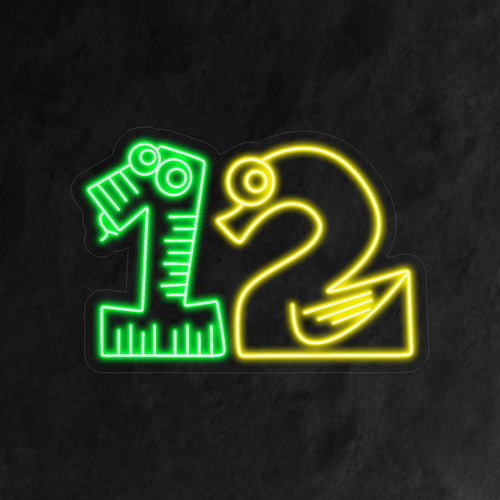 "12th Birthday Neon Sign" sisältää hassun numeron 12, jossa "1" muistuttaa vihreää käärmettä ja "2" muistuttaa keltaista joutsenta. Täydellinen eloisaan ja hauskaan lastenjuhlaan.