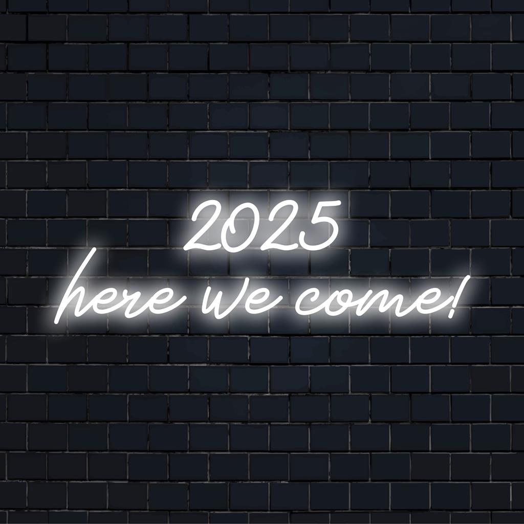Strålande 2025 Här kommer vi! LED-neonskylt som lyser starkt, perfekt för iögonfallande väggdekor och festlig atmosfär.