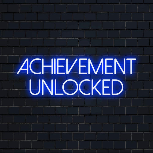 Eloisa LED-neonkyltti hehkuvalla tekstillä Achievement Unlocked, täydellinen energisoimaan mitä tahansa tilaa modernilla designilla.