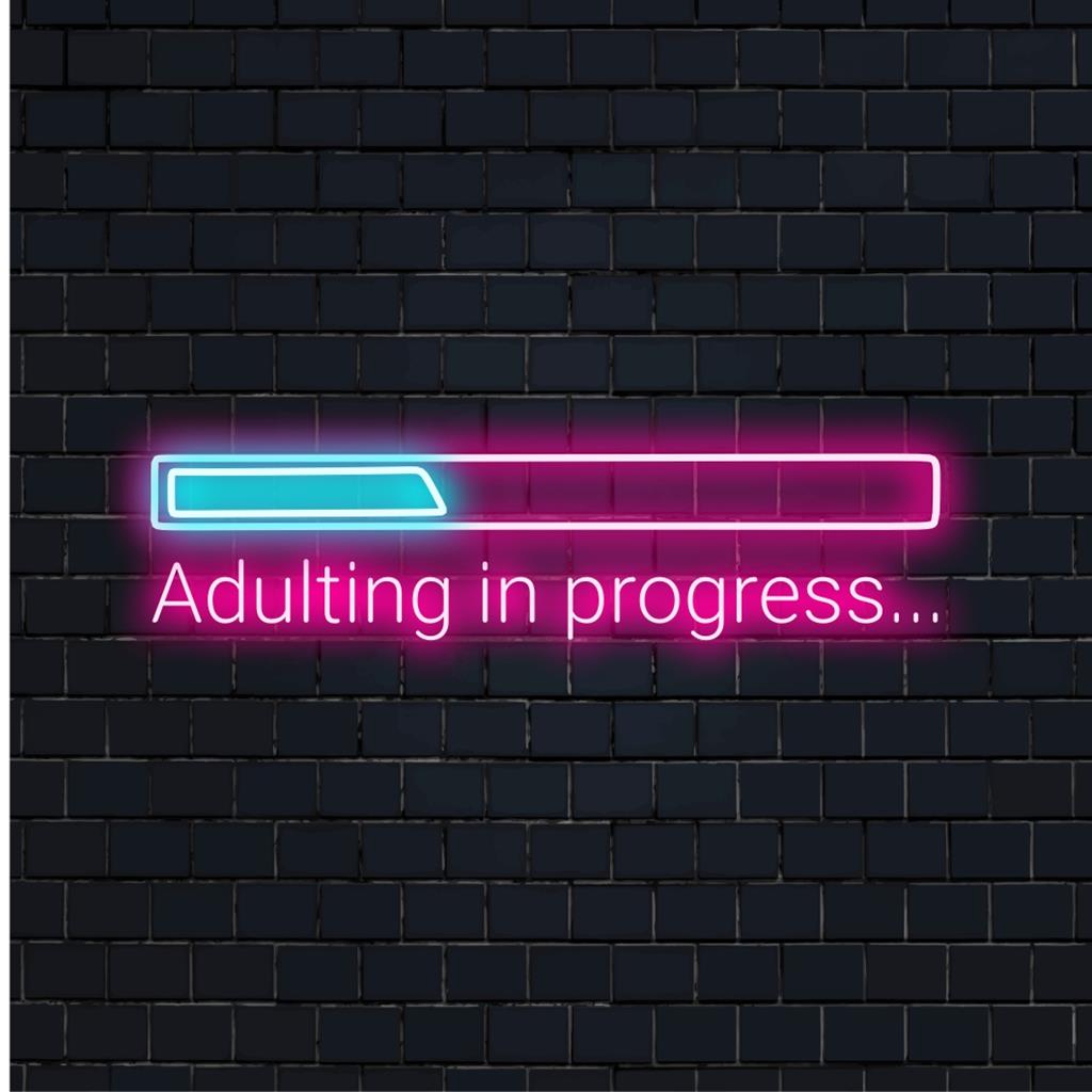  Adulting In Progress... Mukautettu LED-valokyltti, jossa on tyylikäs fontti, täydellinen eloisaan neonvalaistukseen ja taiteelliseen ilmaisuun.