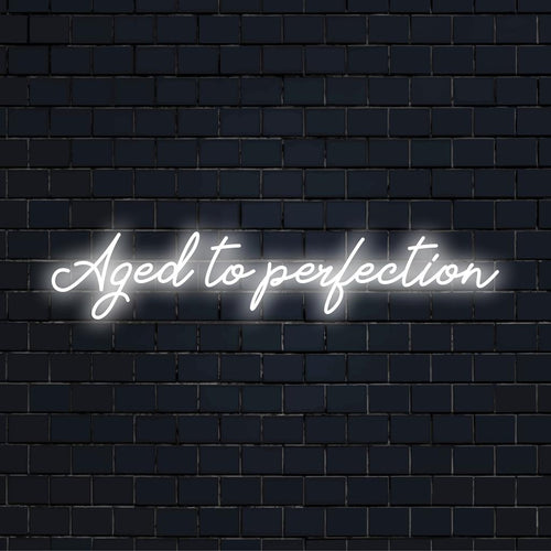 LED-neonkyltti, jossa näkyy Aged To Perfection tyylikkäällä käsikirjoituksella. Se on ihanteellinen tuomaan persoonallista ilmettä mihin tahansa tilaan.