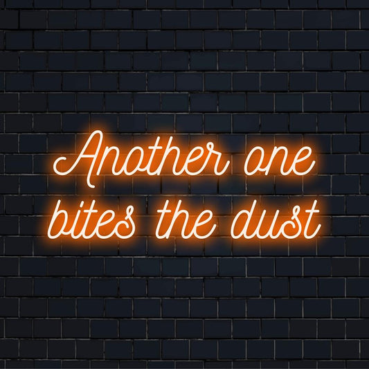 Räätälöity LED-valokuvan oikeinkirjoitus Another One Bites The Dust ja eloisa neonvalotaide, joka korostaa modernia huoneen sisustusta.