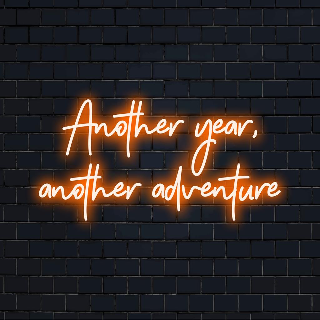 Anpassad LED-neonskylt som läser Another Year, Another Adventure, perfekt för upplyftande och personlig inredning.