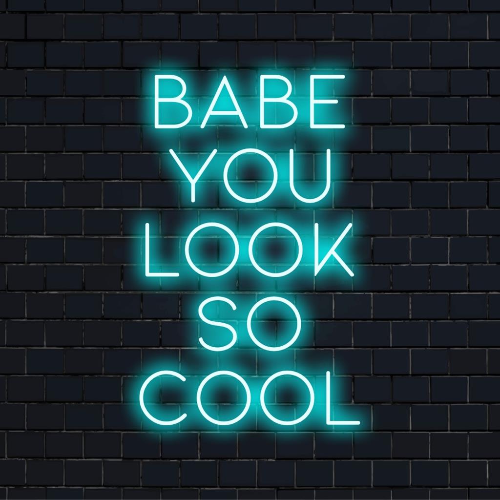 Ljus neonskylt som visar Babe You Look So Cool; kombinerar neoncitatkonst med grafisk design för ett unikt dekoruttryck.