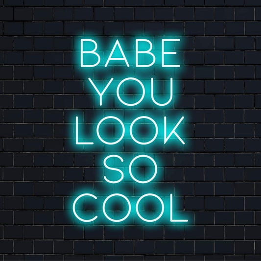 Kirkas neonkyltti, jossa on Babe You Look So Cool; yhdistää neon-lainaustaidetta graafiseen suunnitteluun luodakseen ainutlaatuisen sisustuksen.