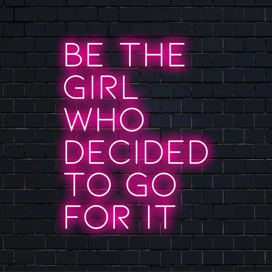 Mukautettu LED-neonkyltti, jossa on motivoiva lainaus "Be The Girl Who Decided To Go For It", täydellinen neonvalo sisustus inspiraatiota varten.
