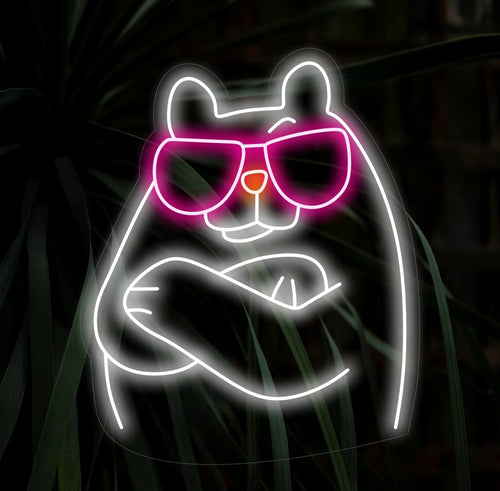 Bear With Glasses Neon Sign" visar upp en nyckfull och söt björn som bär glasögon, vilket ger en funky och optisk touch till din inredning med djurtema. En neonlampa med en charmig björn med snygga glasögon.