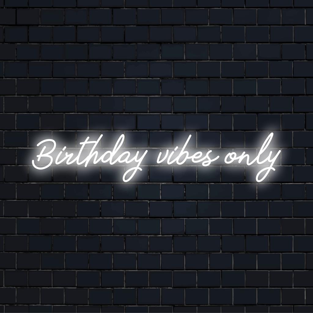 Anpassad LED neonskylt som läser Birthday Vibes Only i livfulla nyanser. Perfekt neonljusinredning för festliga utrymmen.