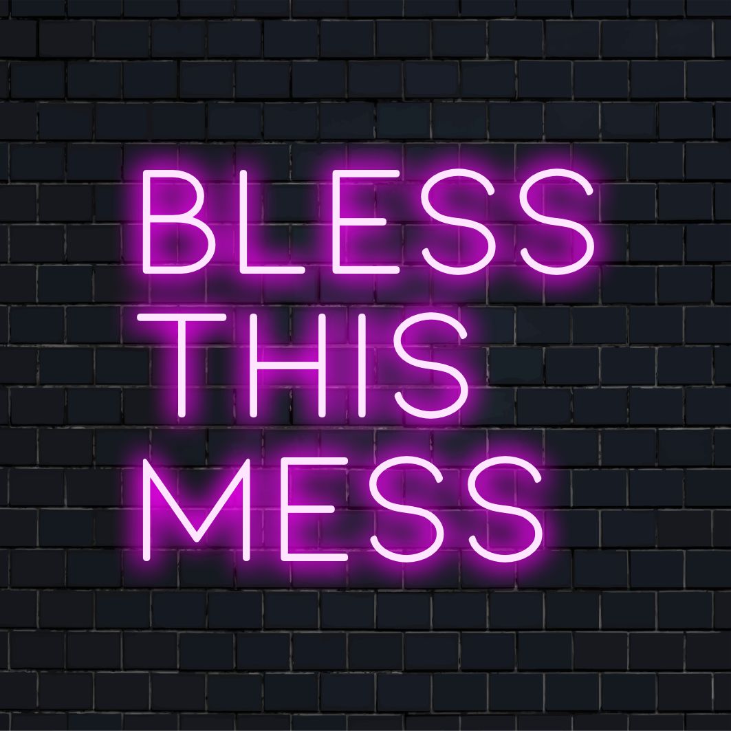 LED-neonkyltti, jossa on lause Bless This Mess kirkkaissa väreissä, täydellinen lisäämään tyyliä mihin tahansa tilaan. Neon-lainaustaide.