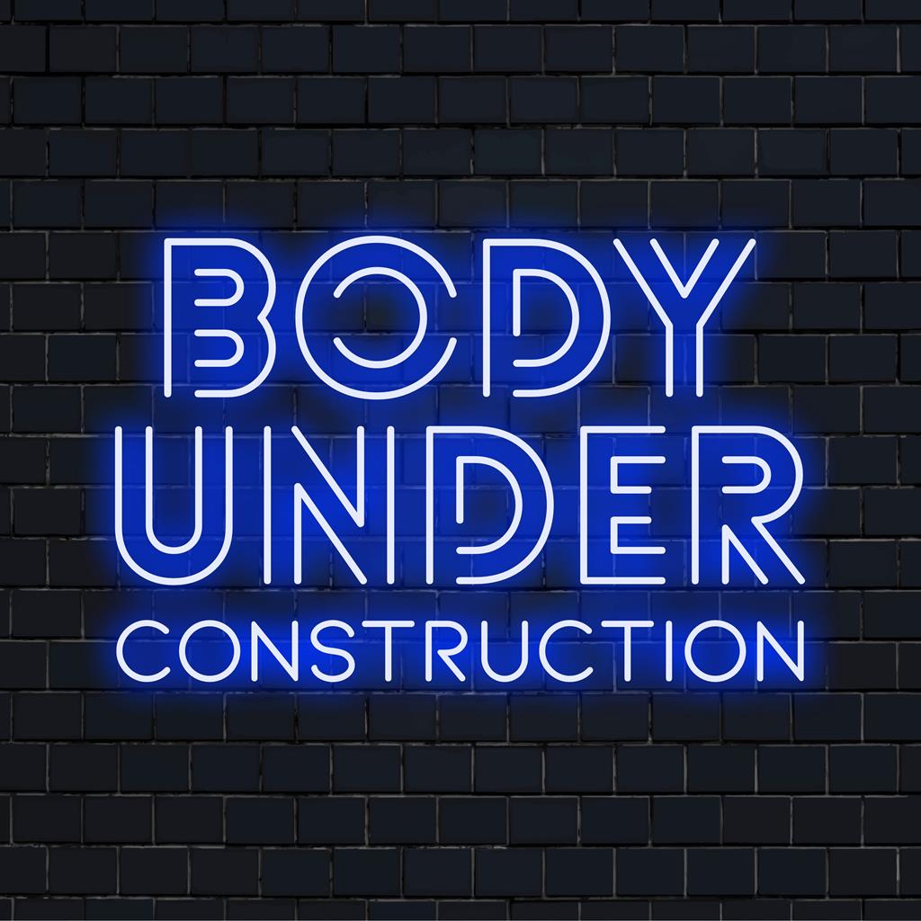 Mittatilaustyönä valmistettu LED-valokyltti tekstillä Body Under Construction, mikä edistää motivaatiota ja persoonallista neontaidetta.