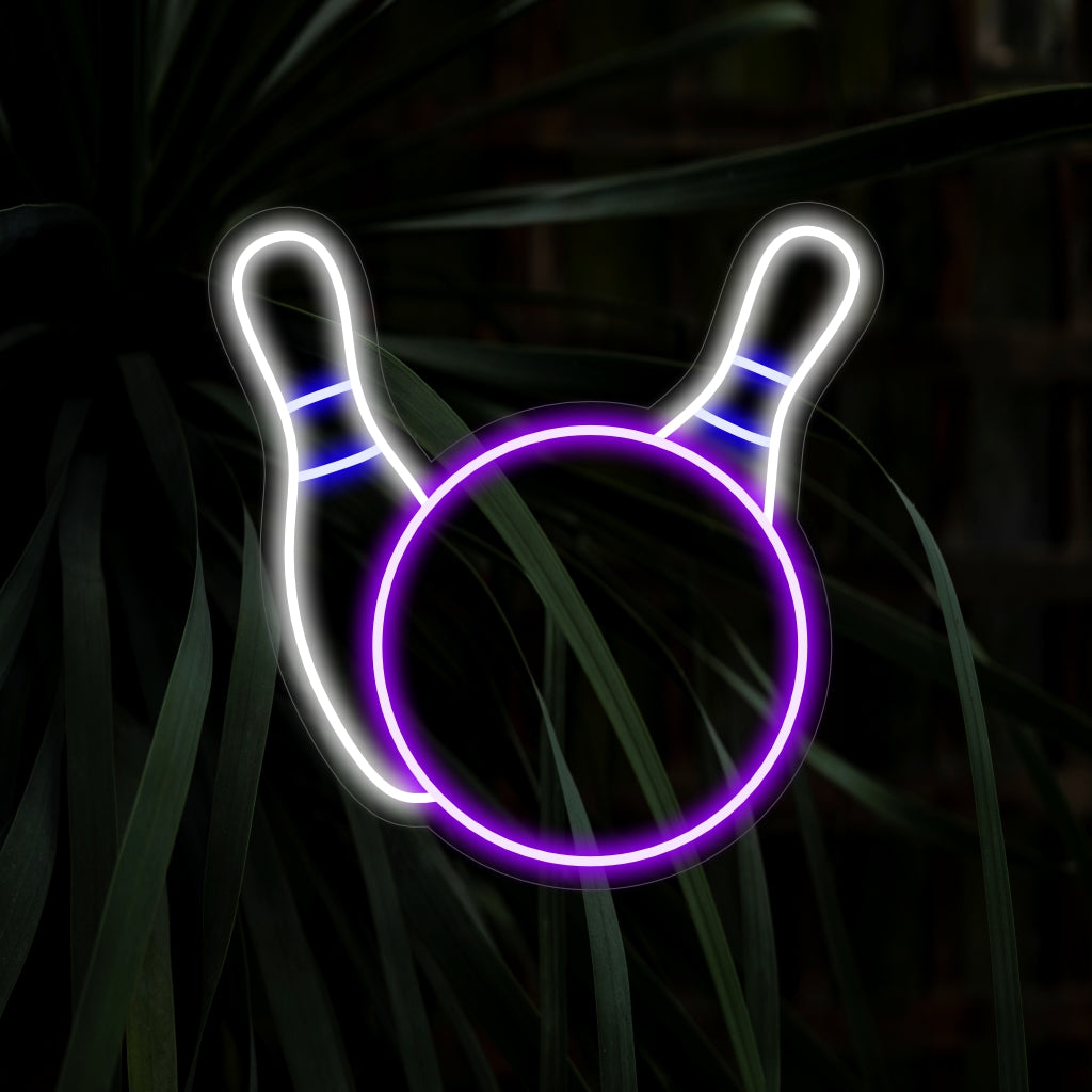 "Bowling Ball and Pins Neon Sign" fångar spänningen i rekreation med en dynamisk illustration av en bowlingklot som slår mot stiften. Denna neonlampa med sporttema är ett slående tillägg till din inredning, perfekt för spelentusiaster.