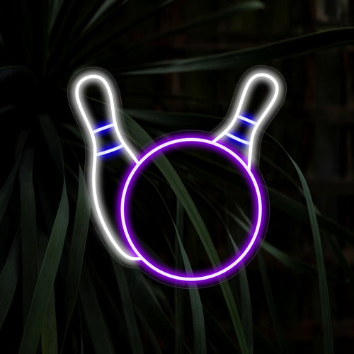 "Bowling Ball and Pins Neon Sign" fångar spänningen i rekreation med en dynamisk illustration av en bowlingklot som slår mot stiften. Denna neonlampa med sporttema är ett slående tillägg till din inredning, perfekt för spelentusiaster.