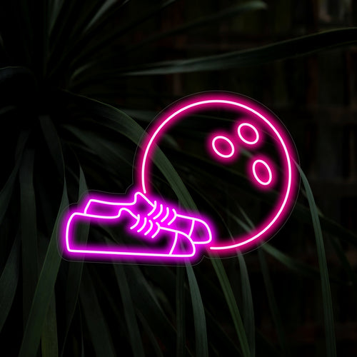 "Bowling Balls & Shoes Neon Sign" on leikkisä urheilusisustuskokonaisuus, joka esittelee klassista keilapallojen ja kenkien yhdistämistä. Valaise tilaasi tämän virkistysvaikutteisen neonvalon eloisalla ja energisellä hehkulla.