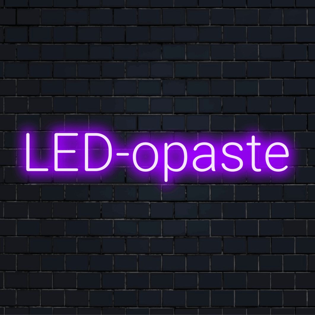 Personoitu LED-logokyltti tekstillä "LED-opaste"
