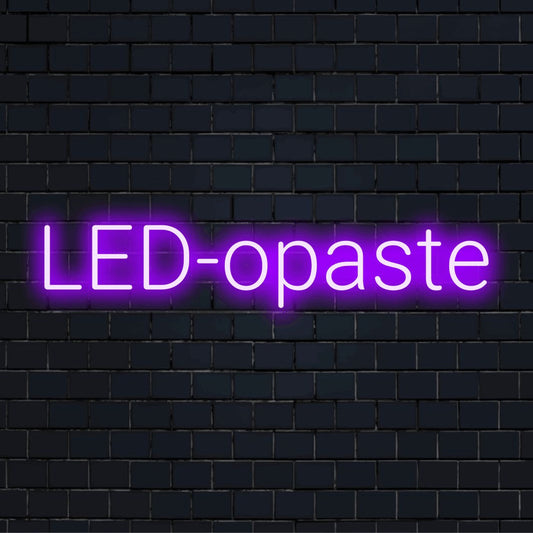 Personoitu LED-logokyltti tekstillä "LED-opaste"