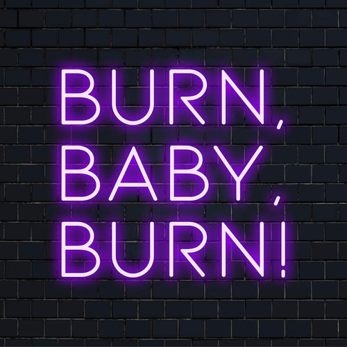 Mukautettu neontaide Burn, Baby, Burn -toiminnolla! kirkkaassa LED-hehkussa; täydellinen lisäämään ainutlaatuista, tulista kosketusta mihin tahansa tilaan.