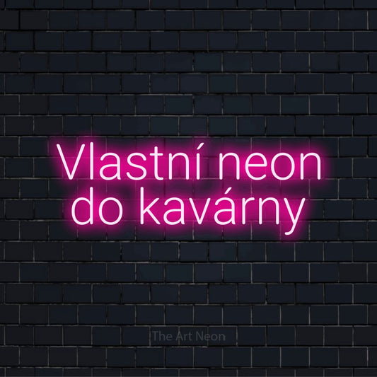 Neonový nápis na míru „Vlastní neon do kavárny“ na černé cihlové zdi
