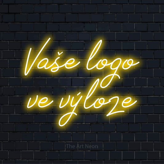 Neonový nápis na míru „Vaše logo ve výloze“ na černé cihlové zdi