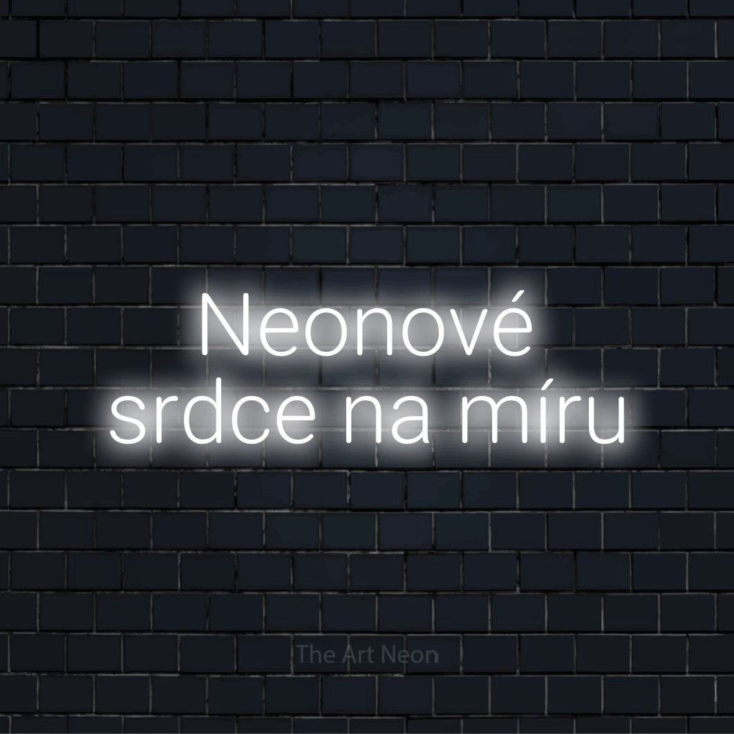 Neonový nápis na míru „Neonové srdce na míru“ na černé cihlové zdi