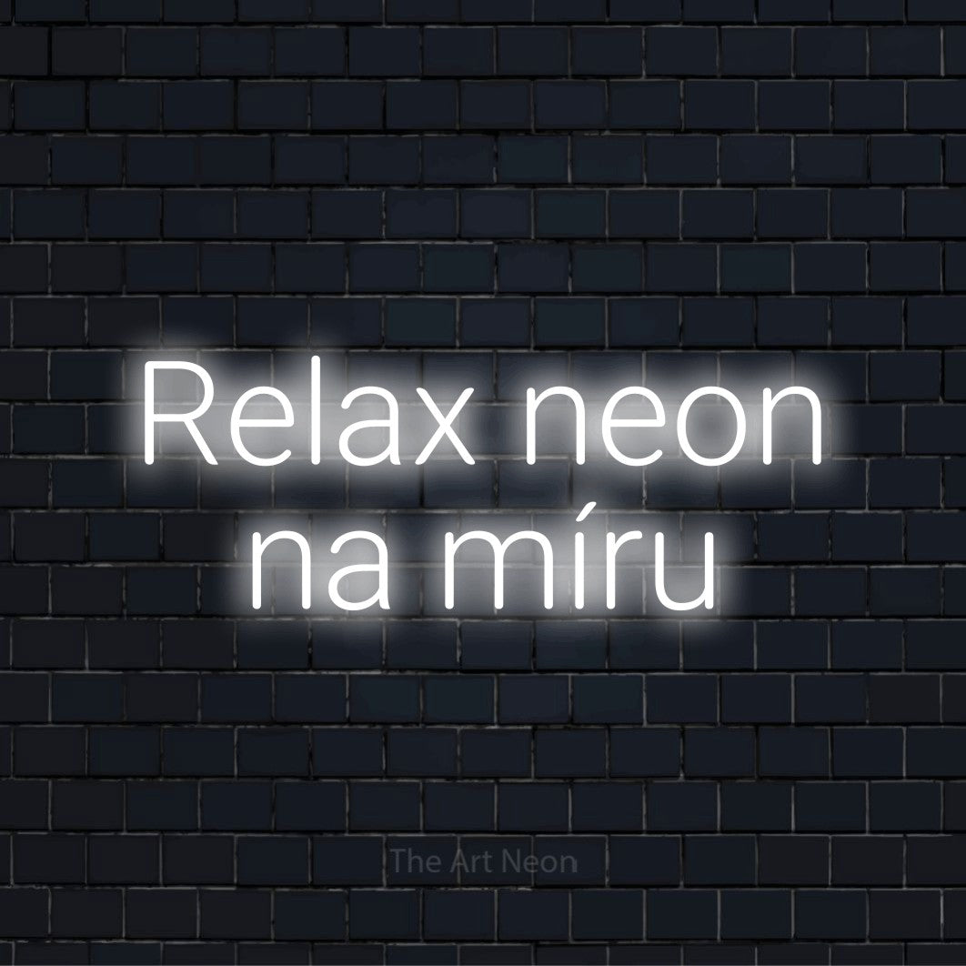 Neonový nápis na míru „Relax neon na míru“ na černé cihlové zdi