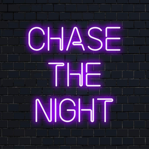 Elävä LED-valokyltti lauseella Chase The Night; Ihanteellinen persoonalliseen neonvalaistukseen mihin tahansa huoneeseen.