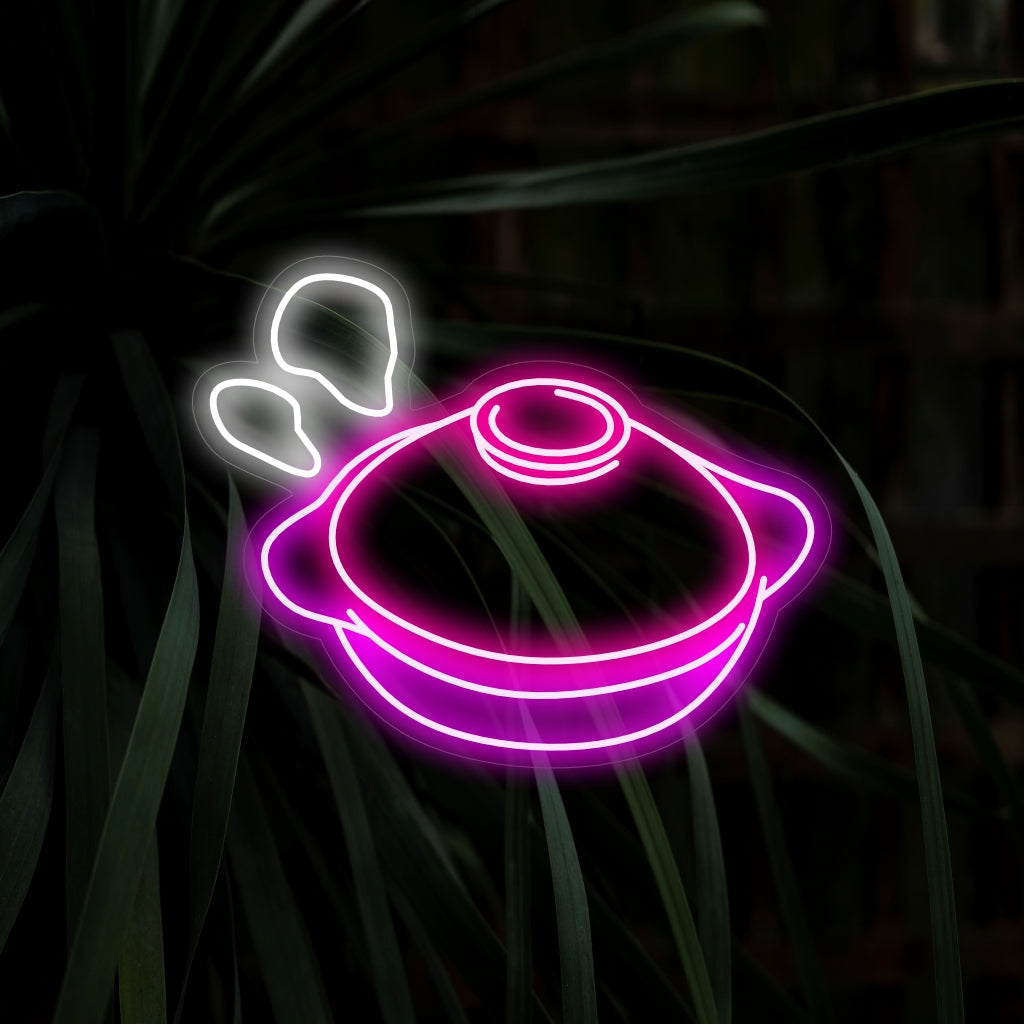 "Clay Cooking Pot Neon Sign" on tyylikäs lisä keittiön sisustukseen, ja siinä on viehättävä kuvaus savua levittävästä savikeittiöpannusta. Valaise tilaasi tämän kulinaarisen inspiroiman neonvalon lämpimällä ja kutsuvalla tunnelmalla.