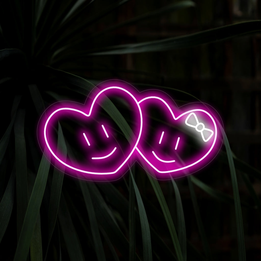 "Cute Hearts Couple Neon Sign" utstrålar kärlek och romantik, en perfekt inredning för en romantisk atmosfär.