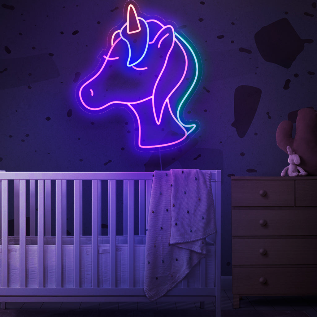 "Cute Unicorn Neon Sign" syttyy neonhehkulla, täyttäen lapsesi tilan lumoavilla ja suloisilla fiiliksillä, jotka ovat ihanteellisia luomaan unenomaisen ja maagisen tunnelman makuuhuoneisiin tai leikkialueisiin.