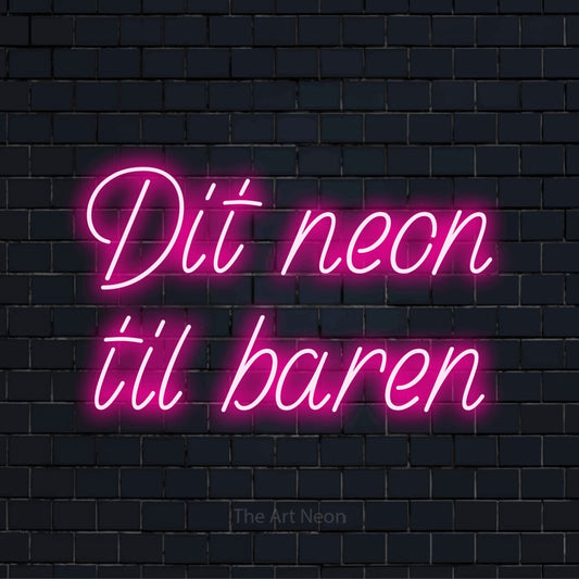 Personligt neonskilt med teksten “Dit neon til baren” på en sort murstensvæg