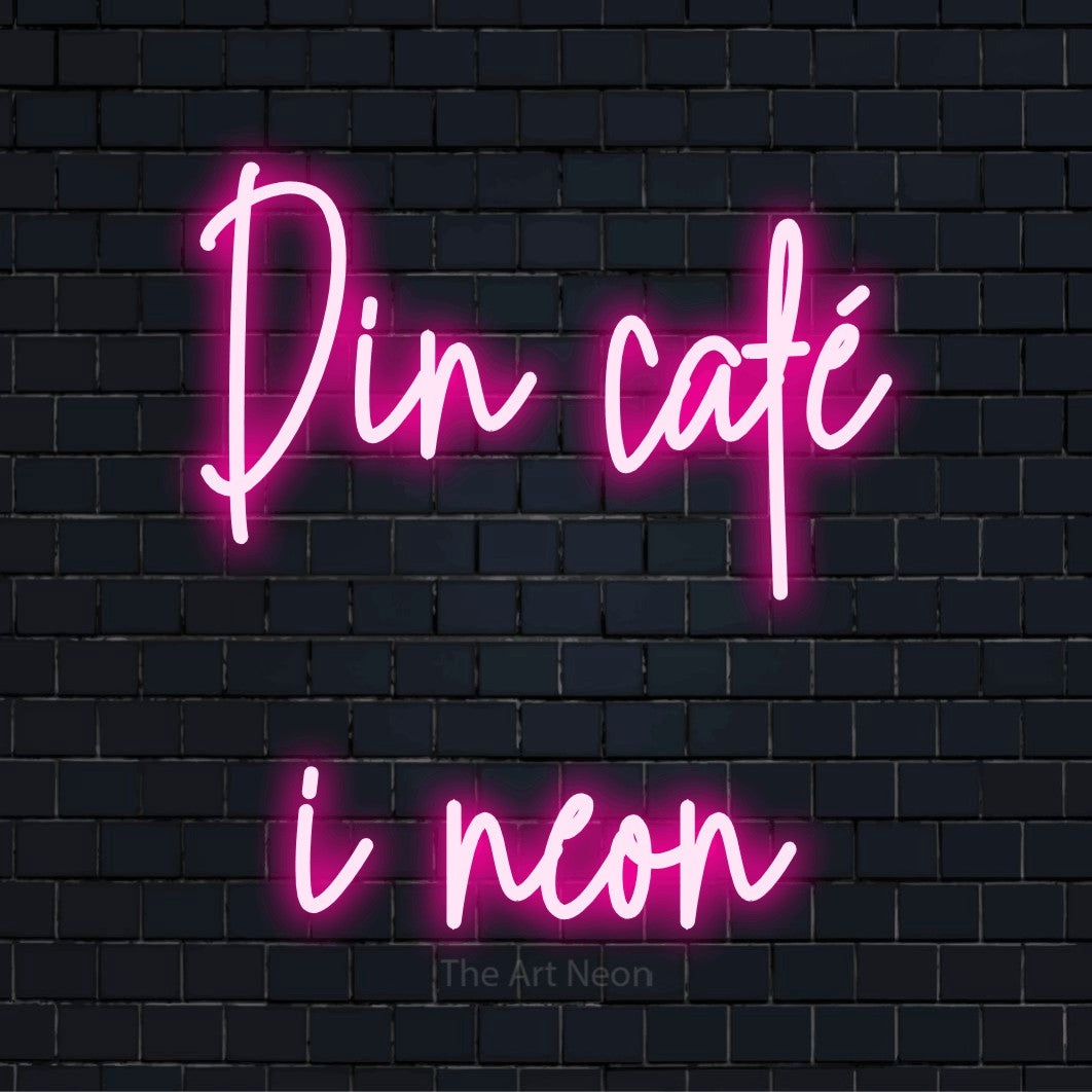 Personligt neonskilt med teksten “Din café i neon” på en sort murstensvæg