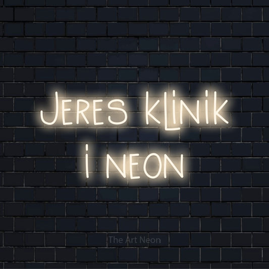 Personligt neonskilt med teksten “Jeres klinik i neon” på en sort murstensvæg