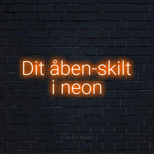 Personligt neonskilt med teksten “Dit åben-skilt i neon” på en sort murstensvæg