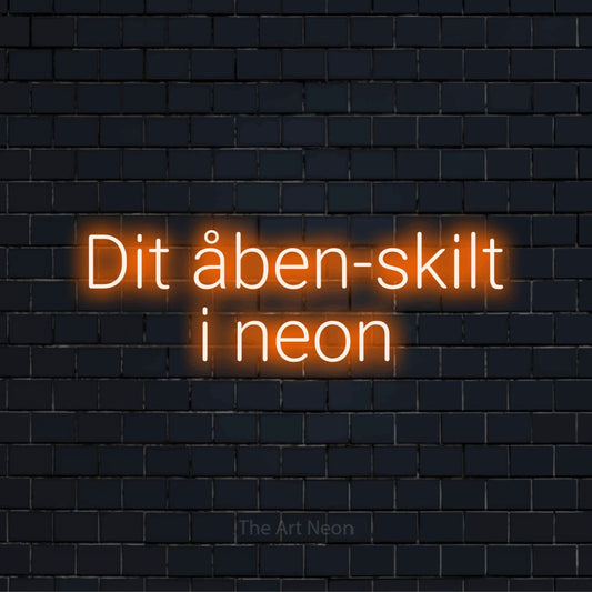 Personligt neonskilt med teksten “Dit åben-skilt i neon” på en sort murstensvæg