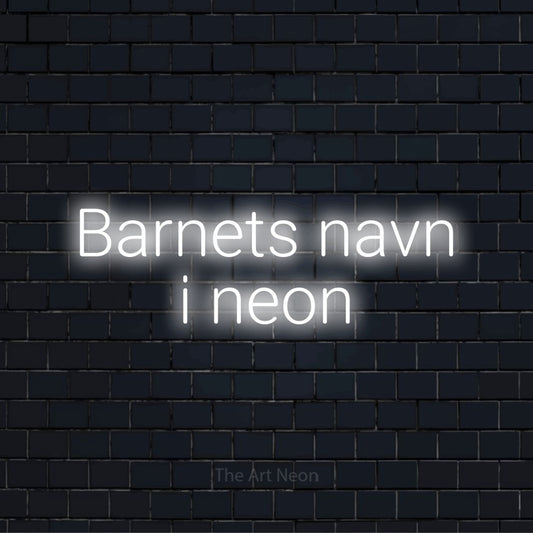 Personligt neonskilt med teksten “Barnets navn i neon” på en sort murstensvæg
