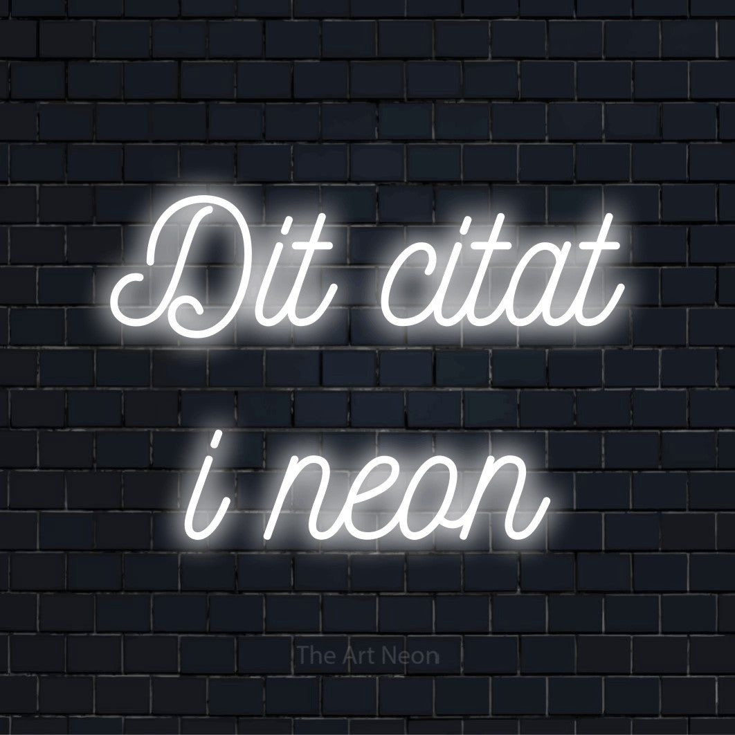 Personligt neonskilt med teksten “Dit citat i neon” på en sort murstensvæg