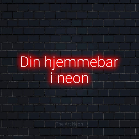 Personligt neonskilt med teksten “Din hjemmebar i neon” på en sort murstensvæg