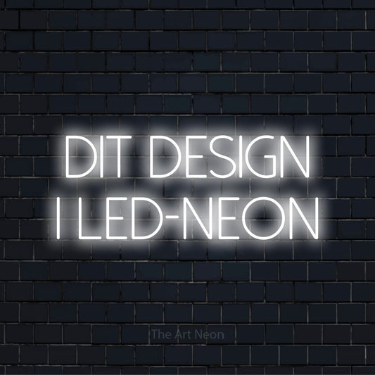 Personligt neonskilt med teksten “Dit design i LED-neon” på en sort murstensvæg