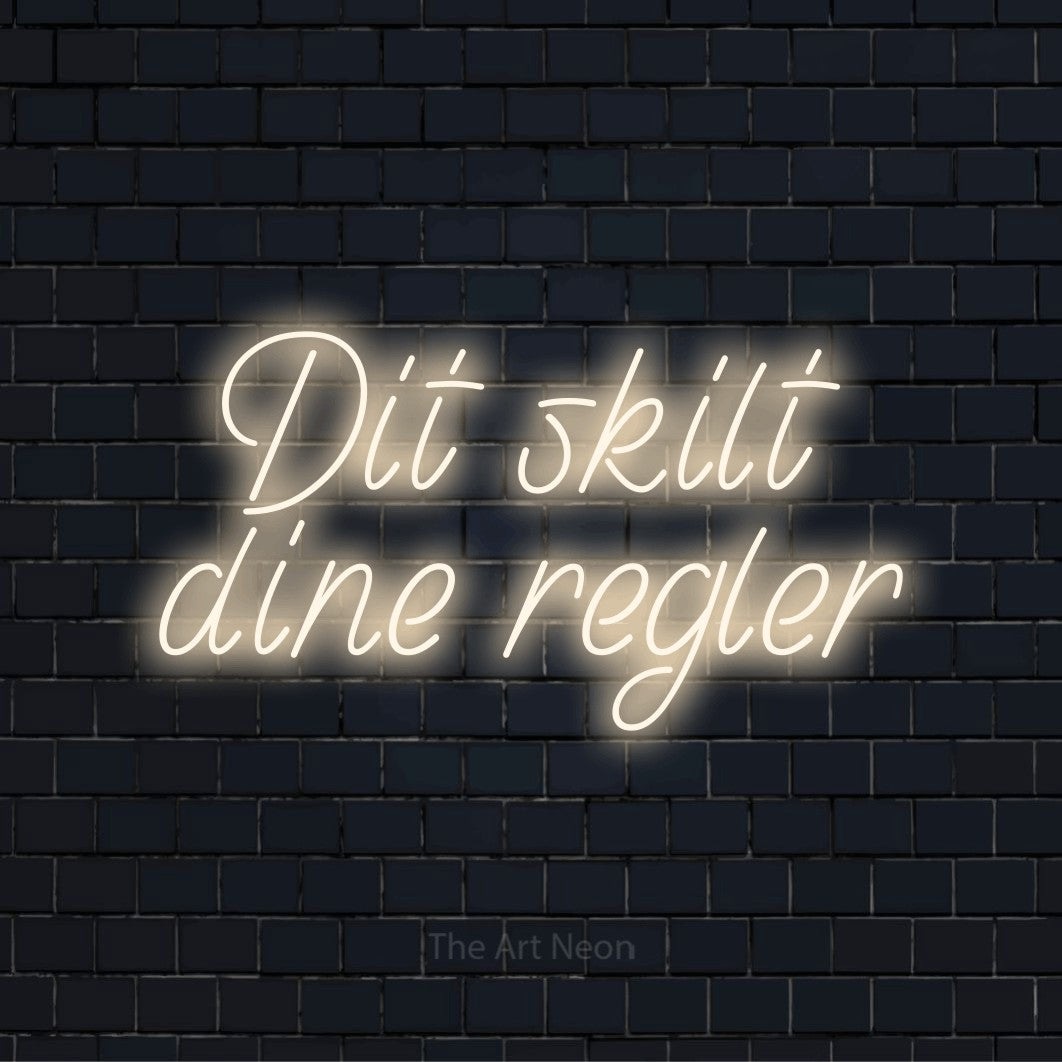 Personligt neonskilt med teksten “Dit skilt, dine regler” på en sort murstensvæg