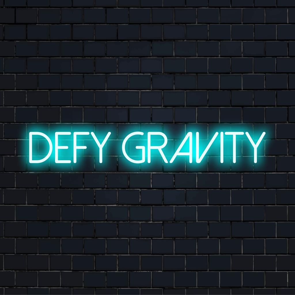 LED-neonkyltti, jossa lukee Defy Gravity, täydellinen inspiroivaan sisustukseen, jossa on sekoitus taiteellisia kirjaimia ja kirkasta valoa.