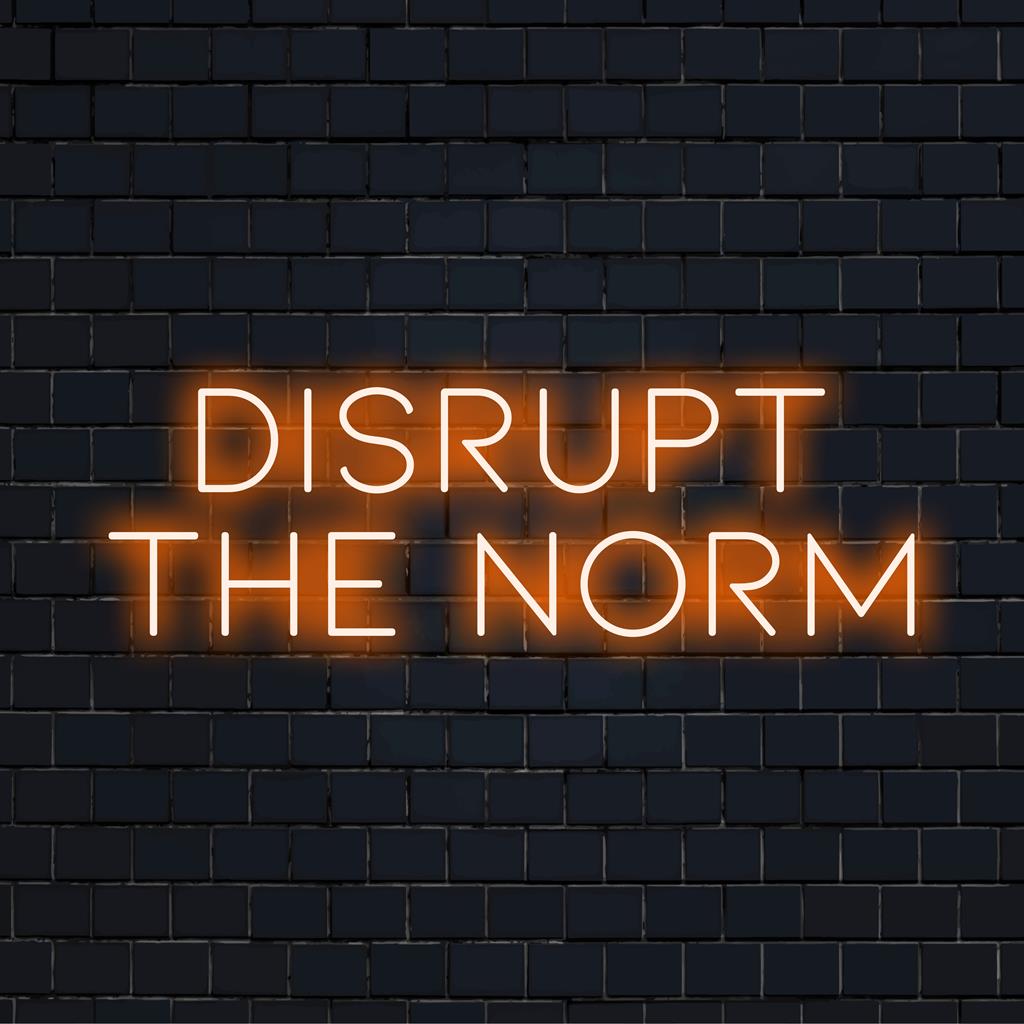 Mukautettu LED-neonkyltti, jossa on Disrupt The Norm kirkkaissa valoissa; sekoitus modernia taidetta ja huomiota herättävää sisustusta.