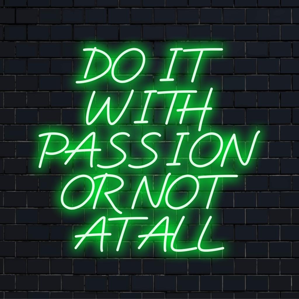 Skräddarsydd LED-neonskylt med texten Gör det med passion eller inte alls för livfull och motiverande inredning.