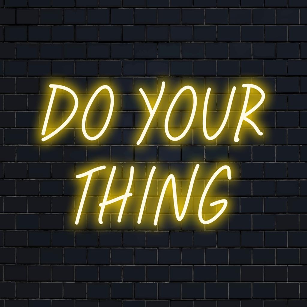 Mittatilaustyönä valmistettu LED-valokyltti Do Your Thing -näytöllä, täydellinen yksilölliseen valoisaan sisustukseen koteihin tai toimistoihin.
