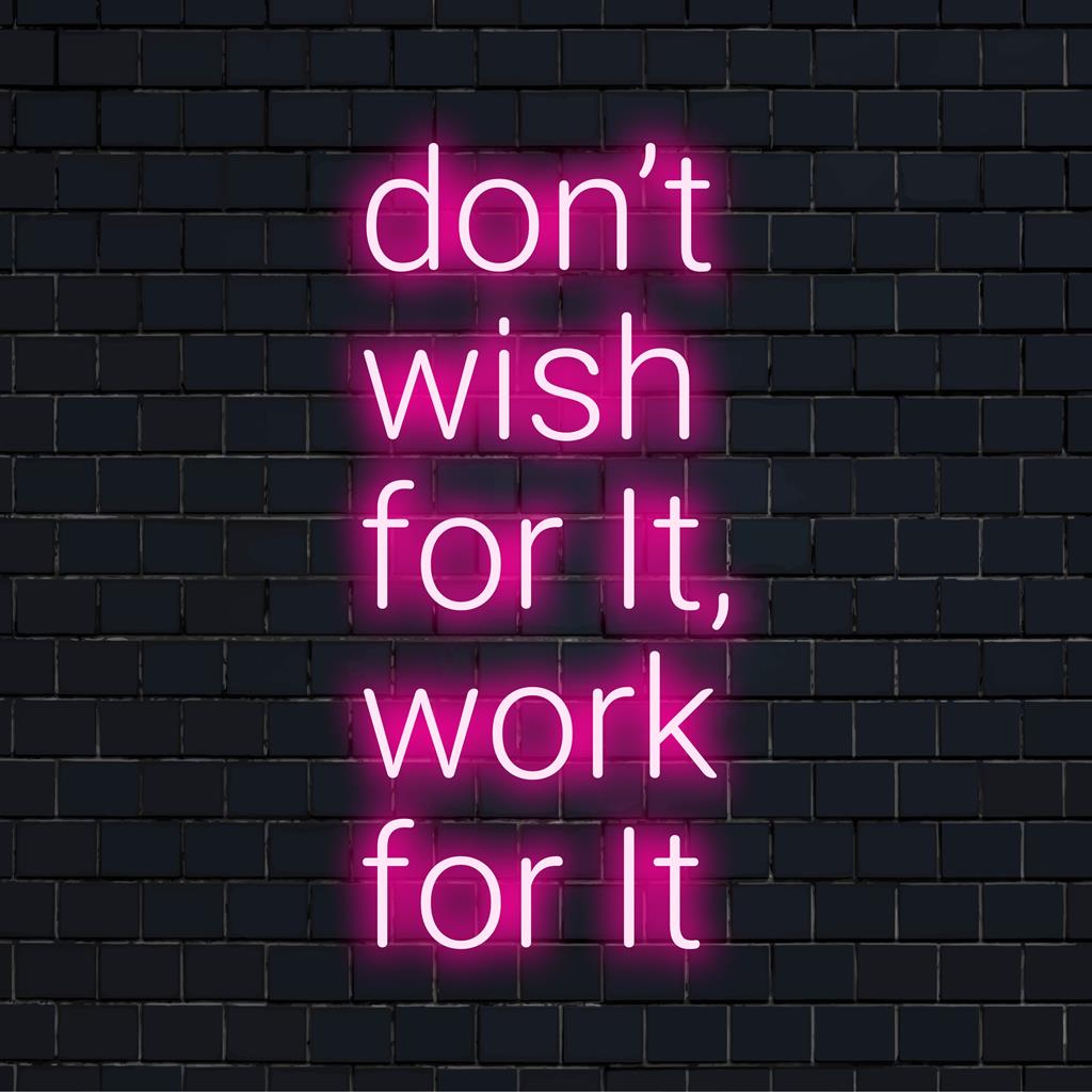 Räätälöity LED-neonkyltti, jossa on eloisia kirjaimia Don't Wish For It, Work For It inspiroivaksi sisustukseksi. Neon-lainaustaide.