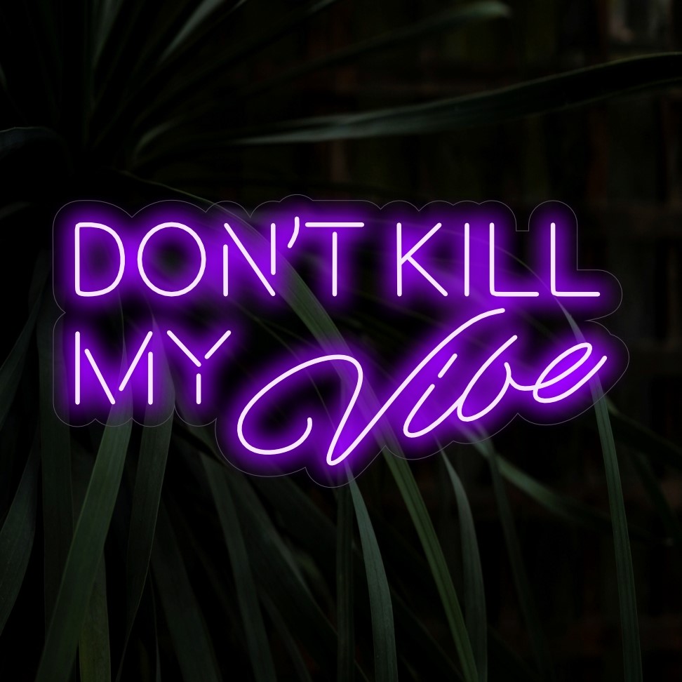 "Don't Kill My Vibe Neon Sign" lyser upp med ett levande sken och hävdar ett budskap för att bevara positiv energi, vilket gör den perfekt för utrymmen som omfamnar självförtroende och livliga vibbar.