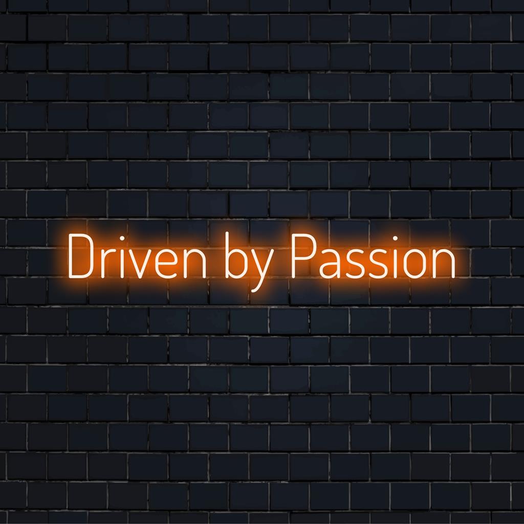 Käsintehty räätälöity LED-neonkyltti nimeltä Driven By Passion, täydellinen eloisaan sisustukseen ja lisää ainutlaatuista neon charmia mihin tahansa tilaan.